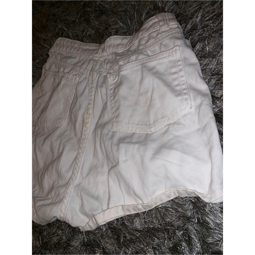 White shorts - Picture 3 of 8